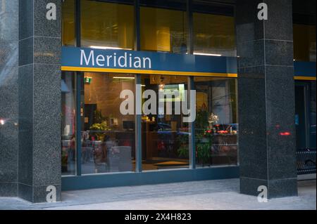 Toronto, ON, Kanada - 17. Februar 2023: Sehen Sie sich das Logo der Meridian Bank in der Innenstadt von Toronto an Stockfoto