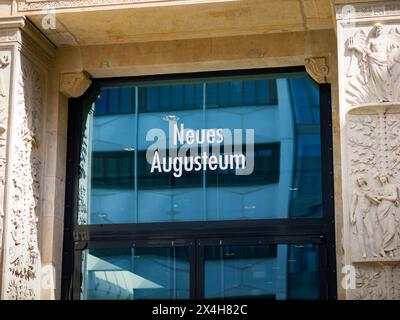 Namensschild des neuen Augusteums am Eingang des Hauses. Hauptgebäude der Universität Leipzig auf dem Campus. Nahaufnahme des Eingangs. Stockfoto