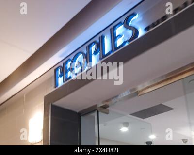 Toronto, ON, Kanada – 20. Januar 2024: Sehen Sie das Schild des Peoples Diamond Store im Einkaufszentrum Stockfoto