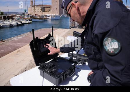 © PHOTOPQR/LA PROVENCE/Valerie Vrel ; Marseille ; 03/05/2024 ; La Police nationale fait des Tests de Surveillance du ciel par Drones dans la Zone Fort Saint Jean Vieux Port, afin d'éviter que des Drones malveillants s'infiltrent lors de la -cérémonie des Jeux Olympiques, qui accueillera la -FlammeOlympique le 8 mai prochain. Marseille, Frankreich, 3. Mai 2024 die Nationalpolizei führt im Hafengebiet Fort Saint Jean Vieux Drohnen durch, um zu verhindern, dass böswillige Drohnen während der Olympischen Spiele-Zeremonie eindringen, in der die OlympicFlame stattfinden wird Stockfoto