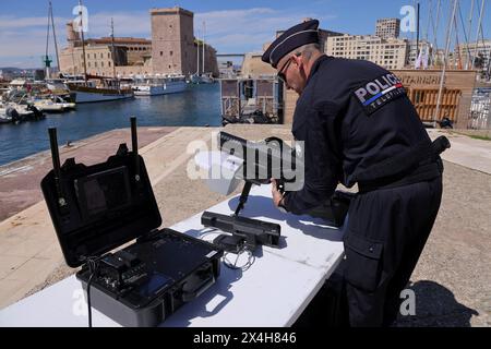 © PHOTOPQR/LA PROVENCE/Valerie Vrel ; Marseille ; 03/05/2024 ; La Police nationale fait des Tests de Surveillance du ciel par Drones dans la Zone Fort Saint Jean Vieux Port, afin d'éviter que des Drones malveillants s'infiltrent lors de la -cérémonie des Jeux Olympiques, qui accueillera la -FlammeOlympique le 8 mai prochain. Marseille, Frankreich, 3. Mai 2024 die Nationalpolizei führt im Hafengebiet Fort Saint Jean Vieux Drohnen durch, um zu verhindern, dass böswillige Drohnen während der Olympischen Spiele-Zeremonie eindringen, in der die OlympicFlame stattfinden wird Stockfoto