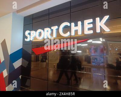 Toronto, ON, Kanada – 3. April 2024: Blick auf das Schild der Sportchek Company in Toronto Stockfoto