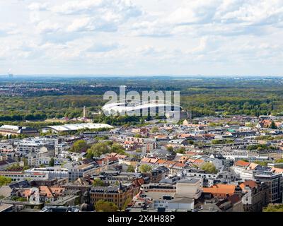 Red Bull Arena im Stadtbild Leipzig in Sachsen. Außenansicht des Stadiongebäudes aus der Vogelperspektive für die Fußballmannschaft und das Reiseziel. Stockfoto