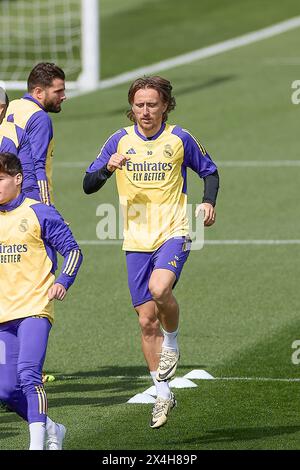 Madrid, Spanien. Mai 2024. Luka Modric von Real Madrid CF wärmt sich während des Trainings am Vorabend des Fußballspiels 2023/2024 der La Liga EA Sports Week 34 zwischen Real Madrid CF und Cadiz CF auf dem Real Madrid CF Trainingsplatz auf. Quelle: SOPA Images Limited/Alamy Live News Stockfoto