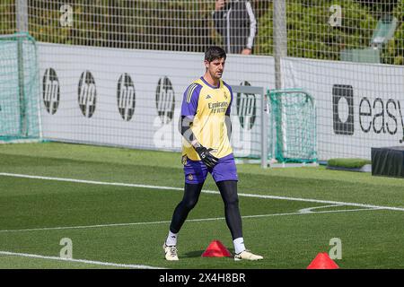 Madrid, Spanien. Mai 2024. Thibaut Courtois von Real Madrid CF wärmt sich während des Trainings am Vorabend des Fußballspiels 2023/2024 der La Liga EA Sports Week 34 zwischen Real Madrid CF und Cadiz CF auf dem Real Madrid CF Trainingsplatz auf. Quelle: SOPA Images Limited/Alamy Live News Stockfoto