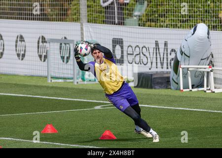 Madrid, Spanien. Mai 2024. Thibaut Courtois von Real Madrid CF wärmt sich während des Trainings am Vorabend des Fußballspiels 2023/2024 der La Liga EA Sports Week 34 zwischen Real Madrid CF und Cadiz CF auf dem Real Madrid CF Training Ground auf Credit: SOPA Images Limited/Alamy Live News Stockfoto