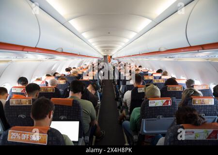 Die Kabine im Rumpfinneren blickt auf einen Mittelgang auf einem Easyjet Airbus Flugzeug / Flugzeug / Flugzeug / Flugzeug / Flugzeug während des Fluges. (138) Stockfoto