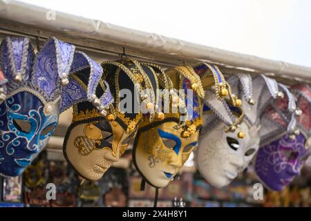 Venedig, Italien - 3. Mai 2024: Venezianische Masken an einem Verkaufsstand in Venedig in Italien *** Venezianische Masken an einem Verkaufsstand in Venedig in Italien Stockfoto