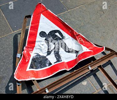 Glasgow, Schottland, Großbritannien. 3. Mai 2024: Wetter in Großbritannien: Beschädigter Überfall umgekippter Männer bei der Arbeit Straßenschild bedeutet Bot bei der Arbeit. Sonniges sommerliches Wetter im Stadtzentrum. Credit Gerard Ferry/Alamy Live News Stockfoto