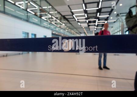 Split Airport Branding-Schild auf einer tragbaren einziehbaren Stretchbarriere, einstellbare Warteschlangenbarrieren, um Kunden in der Nähe des Terminals zu lenken. Kroatien. (138) Stockfoto