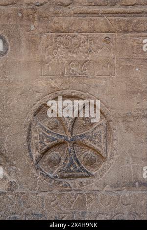 Ein geschnitztes koptisches Kreuz und Graffiti im Tempel der Isis im Philae Tempelkomplex auf der Insel Agilkia (UNESCO-Weltkulturerbe) in Ägypten Stockfoto