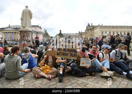 Berlin, Deutschland. Mai 2024. Menschen protestieren gegen den Krieg im Gazastreifen auf dem Gelände der Humboldt-Universität Berlin. In jüngster Zeit gab es auch propalästinensische Demonstrationen an Universitäten in den USA. Quelle: Paul Zinken/dpa/Alamy Live News Stockfoto
