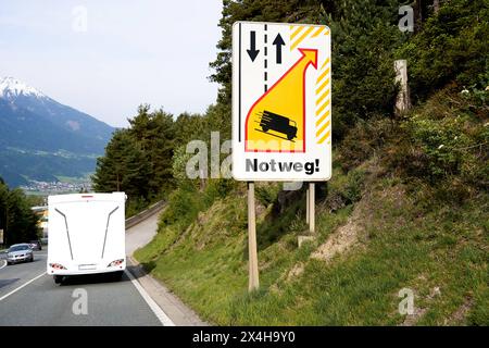 Österreich - Mai 01: Schild zur Kennzeichnung eines Notwegs für LKW, die in eine Notspur fahren können, um sich durch überhitzte oder defekte Bremsen beim Bremsen auf einem Berg zu retten *** Schild zur Kennzeichnung eines Notwegs für LKW, die wegen überhitzter bzw. Defekter Bremse durch das Bremsen am Berg in einem Notweg fahren können, um sich zu retten Stockfoto