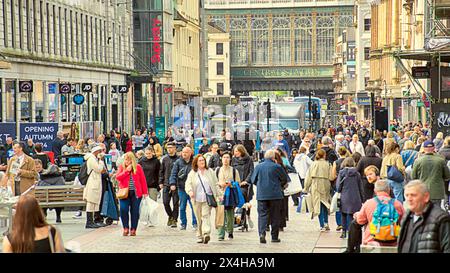 Glasgow, Schottland, Großbritannien. 3. Mai 2024: UK Wetter: Sonniges sommerliches Wetter im Stadtzentrum. Credit Gerard Ferry/Alamy Live News Stockfoto