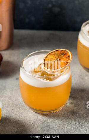 Kalter Boozy Whiskey Sour Cocktail mit Bitters und Zitrone Stockfoto
