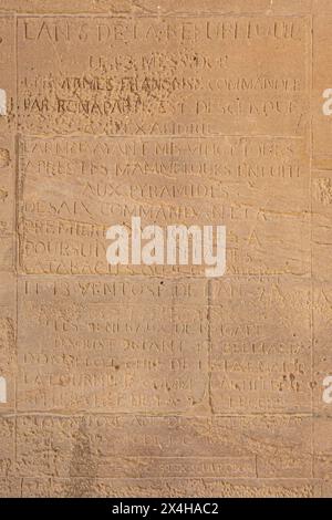 Inschrift der französischen Armee unter dem Befehl Napoleon Bonaparte an der Wand des Isis-Tempels im Philae-Tempelkomplex (Nubien) in Ägypten Stockfoto