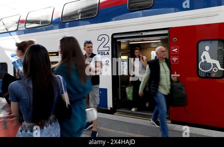 (240503) -- NOVI SAD, 3. Mai 2024 (Xinhua) -- Passagiere steigen am Bahnhof Novi Sad in Novi Sad, Serbien, am 29. April 2024 aus. Die Bahnstrecke Budapest-Belgrad ist eines der Vorzeigeprojekte der chinesischen Belt and Road Initiative. Der rund 80 km lange Eisenbahnabschnitt Belgrad–Novi Sad nahm am 19. März 2022 den Betrieb auf. (Xinhua/Li Ying) Stockfoto