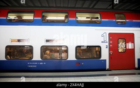 (240503) -- NOVI SAD, 3. Mai 2024 (Xinhua) -- Menschen nehmen einen Zug von Belgrad nach Novi Sad am Belgrader Bahnhof in Belgrad, Serbien, 29. April 2024. Die Bahnstrecke Budapest-Belgrad ist eines der Vorzeigeprojekte der chinesischen Belt and Road Initiative. Der rund 80 km lange Eisenbahnabschnitt Belgrad–Novi Sad nahm am 19. März 2022 den Betrieb auf. (Xinhua/Li Ying) Stockfoto