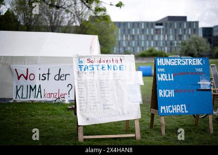 Hungerstreik Klima DEU, Deutschland, Berlin, 17.04.2024 Schild Hungerstreik Tage beim Protest von den Umweltaktivisten Wolfgang Metzeler-Kick genannt Wolli und Richard Cluse genannt Richi mit einem Hungerstreik für Klimagerechtigkeit waehrend einer Protestaktion vor einem Zelt unter dem Motto Hungern bis ihr ehrlich seid im Regierungsviertel in Berlin Deutschland . Wolfgang Metzeler-Kick 49 ist seit dem 7. Maerz 2024 im Hungerstreik und Richard Cluse 57seit dem 25. Maerz. Sie fordern vom Bundeskanzler einer Regierungserklaerung zu die Probleme des Klimawandels sowie einen Wandel in d Stockfoto