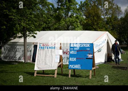 Hungerstreik Klima DEU, Deutschland, Berlin, 17.04.2024 Schild Hungerstreik Tage beim Protest von den Umweltaktivisten Wolfgang Metzeler-Kick genannt Wolli und Richard Cluse genannt Richi mit einem Hungerstreik für Klimagerechtigkeit waehrend einer Protestaktion vor einem Zelt unter dem Motto Hungern bis ihr ehrlich seid im Regierungsviertel in Berlin Deutschland . Wolfgang Metzeler-Kick 49 ist seit dem 7. Maerz 2024 im Hungerstreik und Richard Cluse 57seit dem 25. Maerz. Sie fordern vom Bundeskanzler einer Regierungserklaerung zu die Probleme des Klimawandels sowie einen Wandel in d Stockfoto