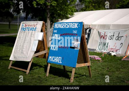 Hungerstreik Klima DEU, Deutschland, Berlin, 17.04.2024 Schild Hungerstreik Tage beim Protest von den Umweltaktivisten Wolfgang Metzeler-Kick genannt Wolli und Richard Cluse genannt Richi mit einem Hungerstreik für Klimagerechtigkeit waehrend einer Protestaktion vor einem Zelt unter dem Motto Hungern bis ihr ehrlich seid im Regierungsviertel in Berlin Deutschland . Wolfgang Metzeler-Kick 49 ist seit dem 7. Maerz 2024 im Hungerstreik und Richard Cluse 57seit dem 25. Maerz. Sie fordern vom Bundeskanzler einer Regierungserklaerung zu die Probleme des Klimawandels sowie einen Wandel in d Stockfoto