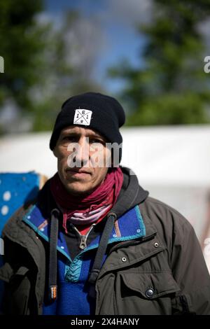 Wolfgang Metzeler-Kick, Hungerstreik Klima DEU, Deutschland, Berlin, 17.04.2024 Portrait vom Umweltaktivisten Wolfgang Metzeler-Kick genannt Wolli beim Protest mit einem Hungerstreik für Klimagerechtigkeit waehrend einer Protestaktion vor einem Zelt unter dem Motto Hungern bis ihr ehrlich seid im Regierungsviertel in Berlin Deutschland . Wolfgang Metzeler-Kick 49 ist seit dem 7. Maerz 2024 im Hungerstreik und Richard Cluse 57seit dem 25. Maerz. Sie fordern vom Bundeskanzler einer Regierungserklaerung zu die Probleme des Klimawandels sowie einen Wandel in die Klimapolitik en: Porträt Stockfoto