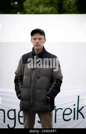 Richard Cluse, Hungerstreik Klima DEU, Deutschland, Deutschland, Berlin, 17.04.2024 Portrait vom Umweltaktivisten Richard Cluse genannt Richi beim Protest Hungerstreik für Klimagerechtigkeit waehrend einer Protestaktion vor einem Zelt unter dem Motto Hungern bis ihr ehrlich seid im Regierungsviertel in Berlin Deutschland . Wolfgang Metzeler-Kick 49 ist seit dem 7. Maerz 2024 im Hungerstreik und Richard Cluse 57seit dem 25. Maerz. Sie fordern vom Bundeskanzler einer Regierungserklaerung zu die Probleme des Klimawandels sowie einen Wandel in die Klimapolitik en: Porträt der Umweltaktivi Stockfoto