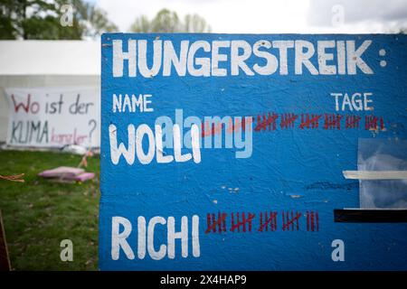 Hungerstreik Klima DEU, Deutschland, Berlin, 17.04.2024 Schild Hungerstreik Tage beim Protest von den Umweltaktivisten Wolfgang Metzeler-Kick genannt Wolli und Richard Cluse genannt Richi mit einem Hungerstreik für Klimagerechtigkeit waehrend einer Protestaktion vor einem Zelt unter dem Motto Hungern bis ihr ehrlich seid im Regierungsviertel in Berlin Deutschland . Wolfgang Metzeler-Kick 49 ist seit dem 7. Maerz 2024 im Hungerstreik und Richard Cluse 57seit dem 25. Maerz. Sie fordern vom Bundeskanzler einer Regierungserklaerung zu die Probleme des Klimawandels sowie einen Wandel in d Stockfoto