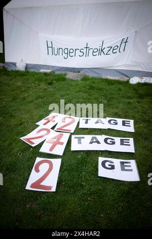 Hungerstreik Klima DEU, Deutschland, Deutschland, Berlin, 17.04.2024 Schild Hungerstreikzelt beim Protest von den Umweltaktivisten Wolfgang Metzeler-Kick genannt Wolli und Richard Cluse genannt Richi mit einem Hungerstreik für Klimagerechtigkeit waehrend einer Protestaktion vor einem Zelt unter dem Motto Hungern bis ihr ehrlich seid im Regierungsviertel in Berlin Deutschland . Wolfgang Metzeler-Kick 49 ist seit dem 7. Maerz 2024 im Hungerstreik und Richard Cluse 57seit dem 25. Maerz. Sie fordern vom Bundeskanzler einer Regierungserklaerung zu die Probleme des Klimawandels sowie einen Wandel in di Stockfoto