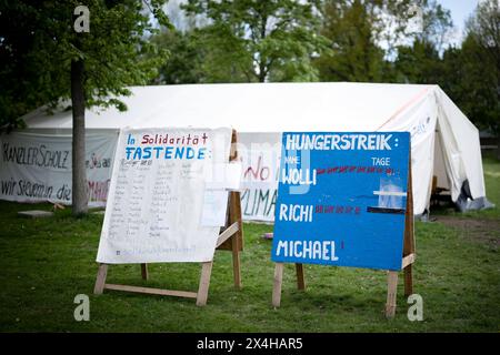 Hungerstreik Klima DEU, Deutschland, Berlin, 17.04.2024 Schild Hungerstreik Tage beim Protest von den Umweltaktivisten Wolfgang Metzeler-Kick genannt Wolli und Richard Cluse genannt Richi mit einem Hungerstreik für Klimagerechtigkeit waehrend einer Protestaktion vor einem Zelt unter dem Motto Hungern bis ihr ehrlich seid im Regierungsviertel in Berlin Deutschland . Wolfgang Metzeler-Kick 49 ist seit dem 7. Maerz 2024 im Hungerstreik und Richard Cluse 57seit dem 25. Maerz. Sie fordern vom Bundeskanzler einer Regierungserklaerung zu die Probleme des Klimawandels sowie einen Wandel in d Stockfoto