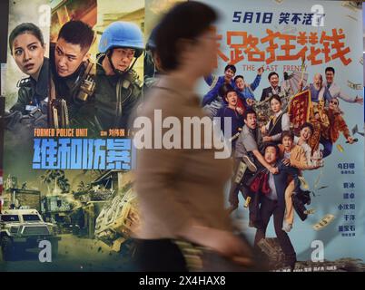 Fuyang, China. Mai 2024. Die Leute laufen am 2. Mai 2024 in einem Kino in Fuyang, China, vorbei an Filmplakaten. (Foto: Costfoto/NurPhoto) Credit: NurPhoto SRL/Alamy Live News Stockfoto