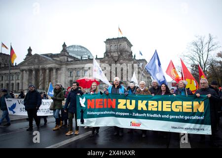 Friedensdemo Nein zu Kriegen DEU, Deutschland, Deutschland, Berlin, 25.11.2023 Demonstranten mit Transparent Nein zu Kriegen auf der Demonstration der deutschen Friedensbewegung unter dem Motto Nein zu Kriegen Ruestungswahnsinn stoppen Zukunft friedlich und gerecht gestalten die Waffen nider für Frieden und eine soziale Friedenspolitik am Brandenburger Tor in Berlin Deutschland . Der Protest fordert einen Waffenstillstand in Gaza , Friedensverhandlungen und Ende der Sanktionen gegen Russland , Ende der Waffenlieferungen an die Ukraine und allgemein gegen Aufruestung en: Demonstranten mit bann Stockfoto