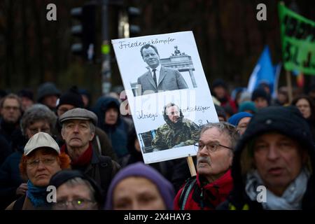 Friedensdemo Nein zu Kriegen DEU, Deutschland, Deutschland, Berlin, 25.11.2023 Demonstranten mit Schild Friedenskaempfer Willy Brandt und Kriegsertuechtiger gegen das Zitat von Bundesverteidigungsminister Boris Pistorius auf der Demonstration der deutschen Friedensbewegung unter dem Motto Nein zu Kriegen Ruestungswahnsinn stoppen Zukunft friedlich und gerecht gestalten die Waffen nieder für Frieden und eine soziale Friedenspolitik am Brandenburger Tor in Berlin Deutschland . Der Protest fordert einen Waffenstillstand in Gaza , Friedensverhandlungen und Ende der Sanktionen gegen Russland , Ende Stockfoto