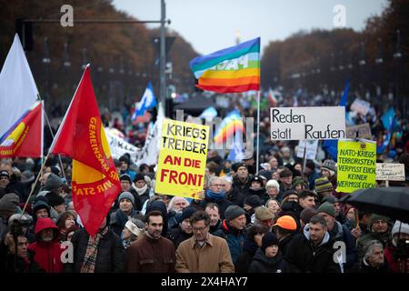 Friedensdemo Nein zu Kriegen DEU, Deutschland, Deutschland, Berlin, 25.11.2023 Demonstrant mit Schild Kriegstreiber an die Front auf der Demonstration der deutschen Friedensbewegung unter dem Motto Nein zu Kriegen Ruestungswahnsinn stoppen Zukunft friedlich und gerecht gestalten die Waffen nider für Frieden und eine soziale Friedenspolitik am Brandenburger Tor in Berlin Deutschland . Der Protest fordert einen Waffenstillstand in Gaza , Friedensverhandlungen und Ende der Sanktionen gegen Russland , Ende der Waffenlieferungen an die Ukraine und allgemein gegen Aufruestung en: Demonstrant with a Stockfoto