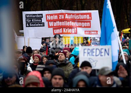 Friedensdemo Nein zu Kriegen DEU, Deutschland, Deutschland, Berlin, 25.11.2023 Demonstranten der Partei die linke Linkspartei Nein zu Aufruestung Waffenlieferungen und Krieg auf der Demonstration der deutschen Friedensbewegung unter dem Motto Nein zu Kriegen Ruestungswahnsinn stoppen Zukunft friedlich und gerecht gestalten die Waffen nider für Frieden und eine soziale Friedenspolitik am Brandenburger Tor in Berlin Deutschland . Der Protest fordert einen Waffenstillstand in Gaza , Friedensverhandlungen und Ende der Sanktionen gegen Russland , Ende der Waffenlieferungen an die Ukraine und allgem Stockfoto