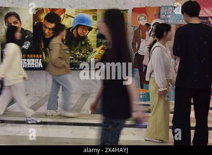 Fuyang, China. Mai 2024. Die Leute laufen am 2. Mai 2024 in einem Kino in Fuyang, China, vorbei an Filmplakaten. (Foto: Costfoto/NurPhoto) Credit: NurPhoto SRL/Alamy Live News Stockfoto