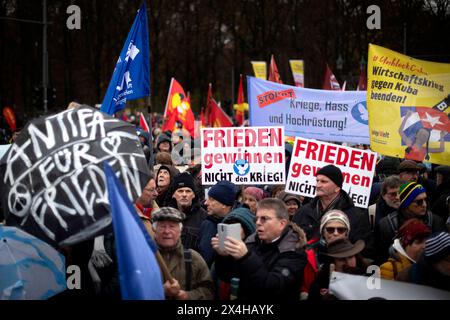 Friedensdemo Nein zu Kriegen DEU, Deutschland, Deutschland, Berlin, 25.11.2023 Demonstranten mit Schild Frieden gewinnen nicht den Krieg auf der Demonstration der deutschen Friedensbewegung unter dem Motto Nein zu Kriegen Ruestungswahnsinn stoppen Zukunft friedlich und gerecht gestalten die Waffen nider für Frieden und eine soziale Friedenspolitik am Brandenburger Tor in Berlin Deutschland . Der Protest fordert einen Waffenstillstand in Gaza , Friedensverhandlungen und Ende der Sanktionen gegen Russland , Ende der Waffenlieferungen an die Ukraine und allgemein gegen Aufruestung en: Protesters Stockfoto