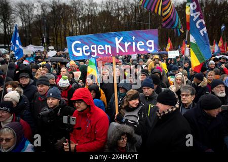 Friedensdemo Nein zu Kriegen DEU, Deutschland, Deutschland, Berlin, 25.11.2023 Demonstrant mit Schild Gegen Krieg auf der Demonstration der deutschen Friedensbewegung unter dem Motto Nein zu Kriegen Ruestungswahnsinn stoppen Zukunft friedlich und gerecht gestalten die Waffen nider für Frieden und eine soziale Friedenspolitik am Brandenburger Tor in Berlin Deutschland . Der Protest fordert einen Waffenstillstand in Gaza , Friedensverhandlungen und Ende der Sanktionen gegen Russland , Ende der Waffenlieferungen an die Ukraine und allgemein gegen Aufruestung en: Demonstrant mit Zeichen gegen Krieg Stockfoto