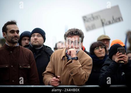 Diether Dehm - Friedensdemo Nein zu Kriegen DEU, Deutschland, Deutschland, Berlin, 25.11.2023 Diether Dehm , Mitglied der Partei die linke Linkspartei , auf der Demonstration der deutschen Friedensbewegung unter dem Motto Nein zu Kriegen Ruestungswahnsinn stoppen Zukunft friedlich und gerecht gestalten die Waffen nieder für Frieden und eine soziale Friedenspolitik am Brandenburger Tor in Berlin Deutschland . Der Protest fordert einen Waffenstillstand in Gaza , Friedensverhandlungen und Ende der Sanktionen gegen Russland , Ende der Waffenlieferungen an die Ukraine und allgemein gegen Aufruestung Stockfoto