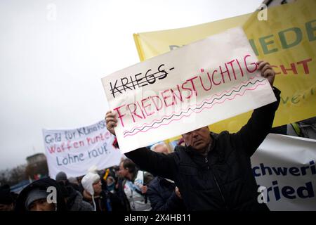 Friedensdemo Nein zu Kriegen DEU, Deutschland, Deutschland, Berlin, 25.11.2023 Demonstranten mit Schild nicht Kriegstuechtig Friedenstuechtig gegen das Zitat von Bundesverteidigungsminister Boris Pistorius zu kriegstuechtig auf der Demonstration der deutschen Friedensbewegung unter dem Motto Nein zu Kriegen Ruestungswahnsinn stoppen Zukunft friedlich und gerecht gestalten die Waffen nieder für Frieden und eine soziale Friedenspolitik am Brandenburger Tor in Berlin Deutschland . Der Protest fordert einen Waffenstillstand in Gaza , Friedensverhandlungen und Ende der Sanktionen gegen Russland , EN Stockfoto