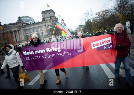 Friedensdemo Nein zu Kriegen DEU, Deutschland, Deutschland, Berlin, 25.11.2023 Demonstranten der Partei die linke Linkspartei mit Transparent Nein zum Krieg Ja zum Voelkerrecht NRW auf der Demonstration der deutschen Friedensbewegung unter dem Motto Nein zu Kriegen Ruestungswahnsinn stoppen Zukunft friedlich und gerecht gestalten die Waffen nieder für Frieden und eine soziale Friedenspolitik am Brandenburger Tor in Berlin Deutschland . Der Protest fordert einen Waffenstillstand in Gaza , Friedensverhandlungen und Ende der Sanktionen gegen Russland , Ende der Waffenlieferungen an die Ukraine und Stockfoto