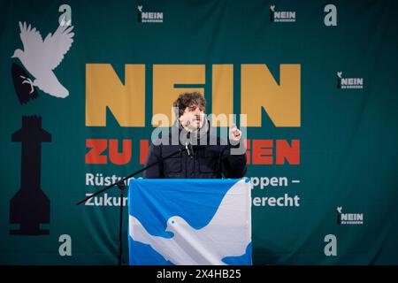 ATES Guerpinar - Friedensdemo Nein zu Kriegen DEU, Deutschland, Deutschland, Berlin, 25.11.2023 Rede von Ates Guerpinar Gürpinar , stellv- Vorsitzende der Partei die linke Linkspartei , auf der Demonstration der deutschen Friedensbewegung unter dem Motto Nein zu Kriegen Ruestungswahnsinn stoppen Zukunft friedlich und gerecht gestalten die Waffen nieder für Frieden und eine soziale Friedenspolitik am Brandenburger Tor in Berlin Deutschland . Der Protest fordert einen Waffenstillstand in Gaza , Friedensverhandlungen und Ende der Sanktionen gegen Russland , Ende der Waffenlieferungen an die Ukrai Stockfoto