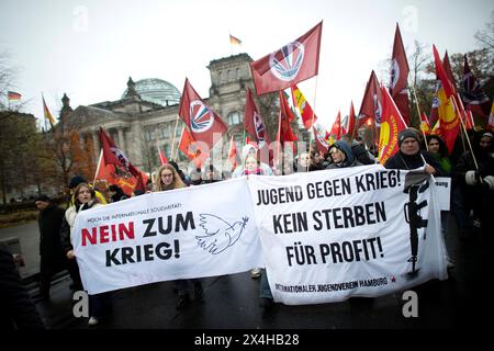 Friedensdemo Nein zu Kriegen DEU, Deutschland, Deutschland, Berlin, 25.11.2023 Demonstranten mit Transparent Nein zum Krieg Jugend gegen Krieg kein Sterben für Profit auf der Demonstration der deutschen Friedensbewegung unter dem Motto Nein zu Kriegen Ruestungswahnsinn stoppen Zukunft friedlich und gerecht gestalten die Waffen nieder für Frieden und eine soziale Friedenspolitik am Brandenburger Tor in Berlin Deutschland . Der Protest fordert einen Waffenstillstand in Gaza , Friedensverhandlungen und Ende der Sanktionen gegen Russland , Ende der Waffenlieferungen an die Ukraine und allgemein ge Stockfoto