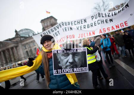 Julian Assange, Friedensdemo Nein zu Kriegen DEU, Deutschland, Deutschland, Berlin, 25.11.2023 Demonstranten mit transparenter freier Presse in Solidaritaet mit Julian Assange , Gruender von Wikileaks , und für Pressefreiheit auf der Demonstration der deutschen Friedensbewegung unter dem Motto Nein zu Kriegen Ruestungswahnsinn stoppen Zukunft friedlich und gerecht gestalten die Waffen nider für Frieden und eine soziale Friedenspolitik am Brandenburger Tor in Berlin Deutschland . Der Protest fordert einen Waffenstillstand in Gaza , Friedensverhandlungen und Ende der Sanktionen gegen Russland , Ende Stockfoto