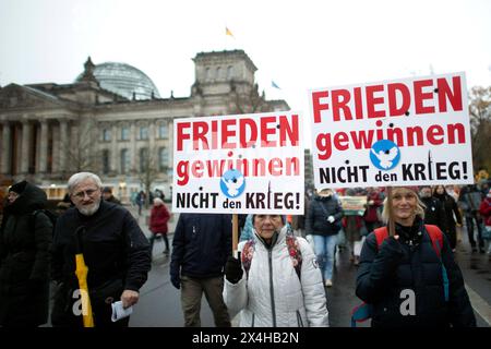 Friedensdemo Nein zu Kriegen DEU, Deutschland, Deutschland, Berlin, 25.11.2023 Demonstranten mit Schild Frieden gewinnen nicht den Krieg auf der Demonstration der deutschen Friedensbewegung unter dem Motto Nein zu Kriegen Ruestungswahnsinn stoppen Zukunft friedlich und gerecht gestalten die Waffen nider für Frieden und eine soziale Friedenspolitik am Brandenburger Tor in Berlin Deutschland . Der Protest fordert einen Waffenstillstand in Gaza , Friedensverhandlungen und Ende der Sanktionen gegen Russland , Ende der Waffenlieferungen an die Ukraine und allgemein gegen Aufruestung en: Protesters Stockfoto