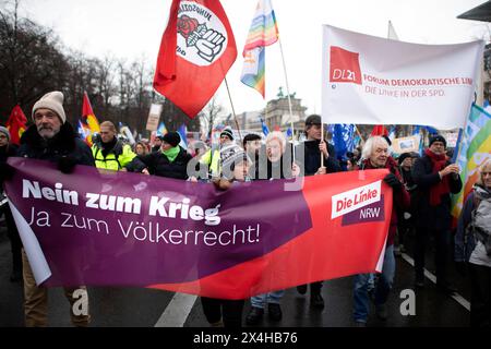 Friedensdemo Nein zu Kriegen DEU, Deutschland, Deutschland, Berlin, 25.11.2023 Demonstranten der Partei die linke Linkspartei mit Transparent Nein zum Krieg Ja zum Voelkerrecht NRW auf der Demonstration der deutschen Friedensbewegung unter dem Motto Nein zu Kriegen Ruestungswahnsinn stoppen Zukunft friedlich und gerecht gestalten die Waffen nieder für Frieden und eine soziale Friedenspolitik am Brandenburger Tor in Berlin Deutschland . Der Protest fordert einen Waffenstillstand in Gaza , Friedensverhandlungen und Ende der Sanktionen gegen Russland , Ende der Waffenlieferungen an die Ukraine und Stockfoto