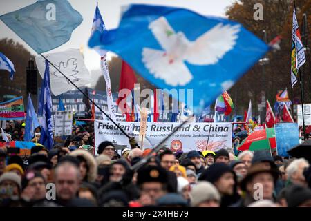 Friedensdemo Nein zu Kriegen DEU, Deutschland, Deutschland, Berlin, 25.11.2023 Demonstranten mit Transparent Frieden mit Russland und China auf der Demonstration der deutschen Friedensbewegung unter dem Motto Nein zu Kriegen Ruestungswahnsinn stoppen Zukunft friedlich und gerecht gestalten die Waffen nider für Frieden und eine soziale Friedenspolitik am Brandenburger Tor in Berlin Deutschland . Der Protest fordert einen Waffenstillstand in Gaza , Friedensverhandlungen und Ende der Sanktionen gegen Russland , Ende der Waffenlieferungen an die Ukraine und allgemein gegen Aufruestung en: Demonstr Stockfoto