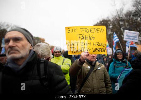 Friedensdemo Nein zu Kriegen DEU, Deutschland, Deutschland, Berlin, 25.11.2023 Demonstranten mit Schild zum Frieden Faehig Statt zum Krieg tuechti werden gegen das Zitat von Bundesverteidigungsminister Boris Pistorius zu kriegstuechtig auf der Demonstration der deutschen Friedensbewegung unter dem Motto Nein zu Kriegen Ruestungswahnsinn stoppen Zukunft friedlich und gerecht gestalten die Waffen nieder für Frieden und eine soziale Friedenspolitik am Brandenburger Tor in Berlin Deutschland. Der Protest fordert einen Waffenstillstand in Gaza , Friedensverhandlungen und Ende der Sanktionen gegen R Stockfoto