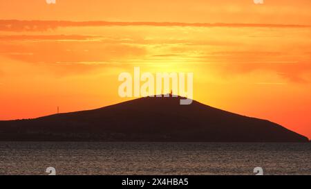 Sonnenuntergang von Bozcaada auf der Ägäischen Insel aus dem Viertel Geyikli in der Stadt Canakkale. Goldene Stunden mit Meer und Insel in Bozcaada. Stockfoto