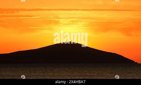 Sonnenuntergang von Bozcaada auf der Ägäischen Insel aus dem Viertel Geyikli in der Stadt Canakkale. Goldene Stunden mit Meer und Insel in Bozcaada. Stockfoto